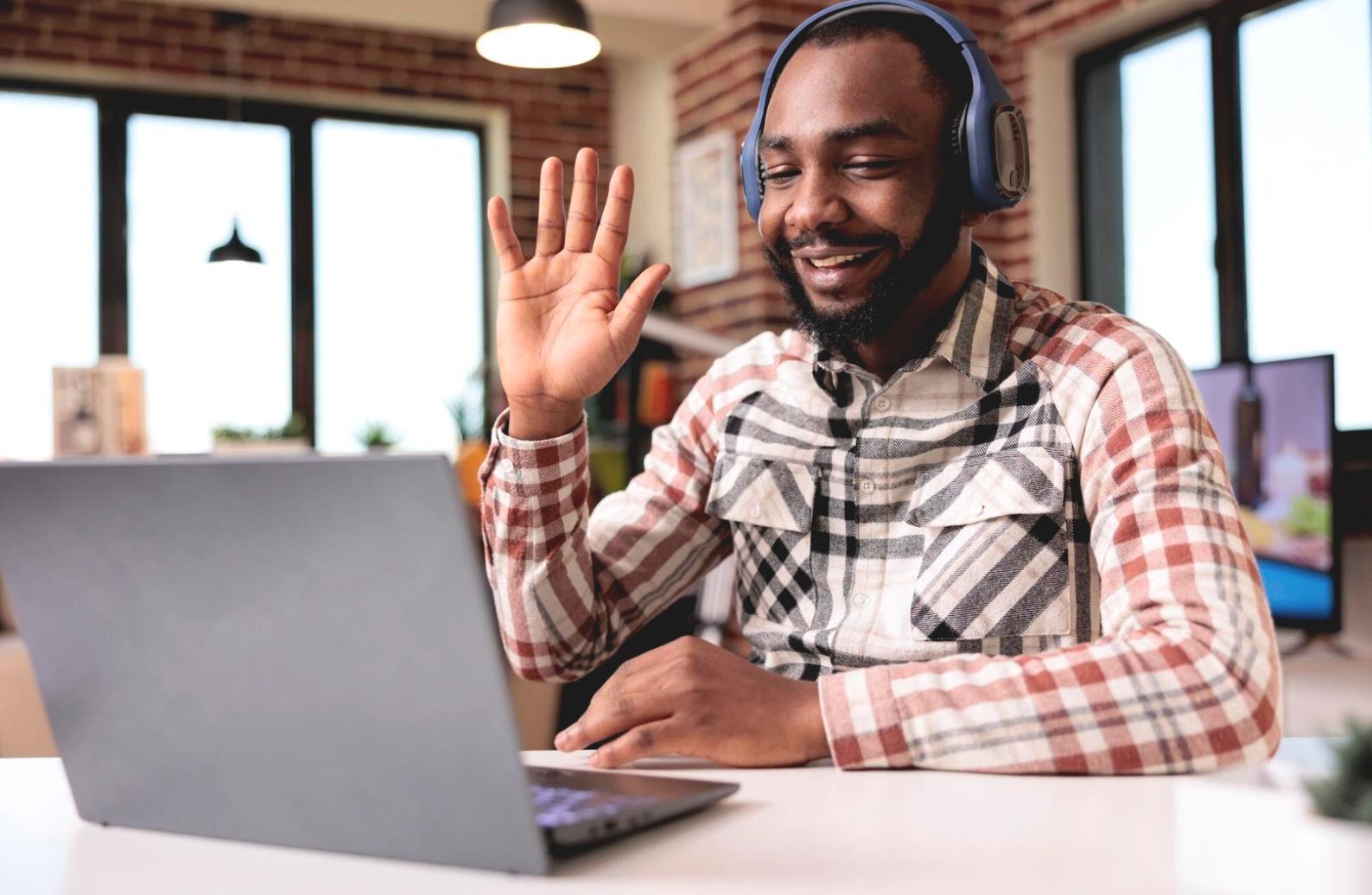 Teilnehmer arbeiten gemeinsam an Animationsprojekten